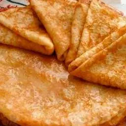 Млинці, що смакують, з цукром і маслом