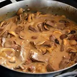 Свинина по-строгановски с грибами