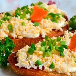 Гренки с чесноком и яйцом "Сплошное удовольствие"