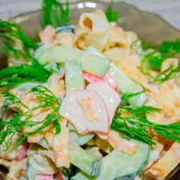 Салат з крабовими паличками та смаженими яйцями