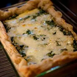 Слоеный пирог с курицей, сыром и шпинатом