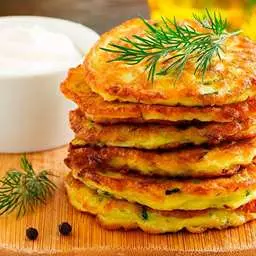 Оладки з ковбасою та сиром