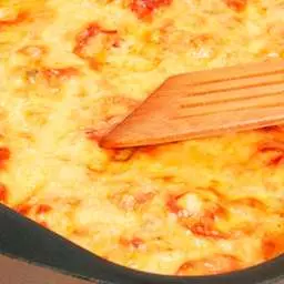 Свинина с картофелем, помидорами и сыром
