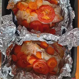 Морской окунь в фольге с овощами