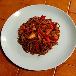 Якисоба с курицей