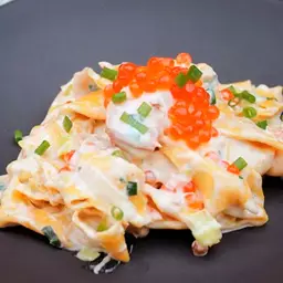 Паста в сливочном соусе с красной икрой