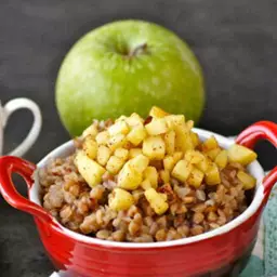 Гречневая каша с яблоками