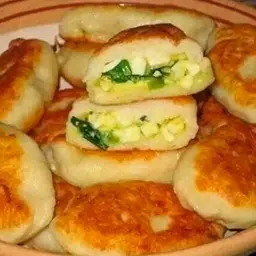Швидкі пиріжки з цибулею та яйцем