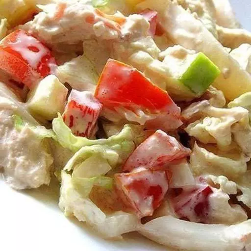 Салат с пекинской капустой, курицей и кальмарами