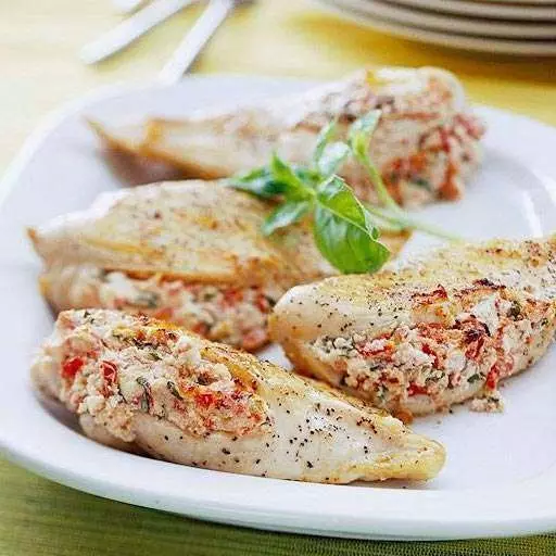 Запеченное куриное филе с творогом