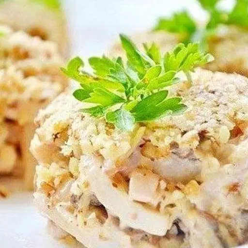 Високобілковий салат з кальмарами та горіхами