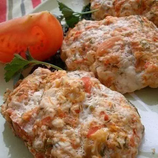 Курячі парові котлетки під соусом