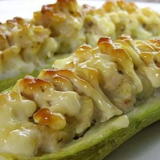 Кабачки, фаршированные курицей и овощами