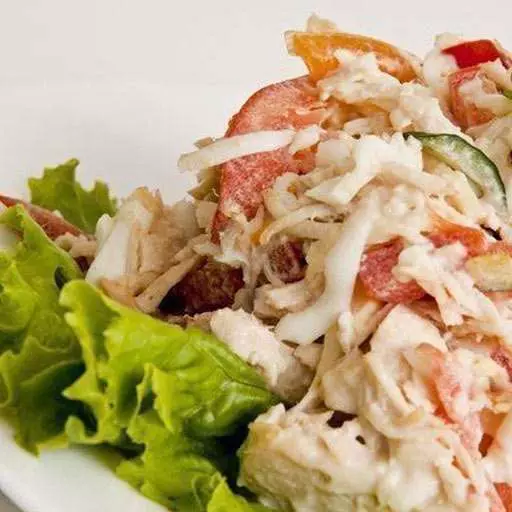 Корисний салат з куркою та сиром