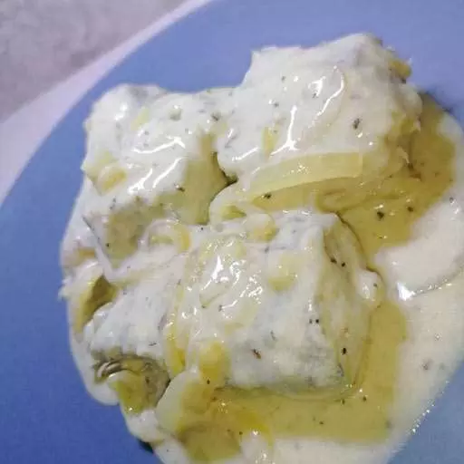 Мінтай у сметанному соусі
