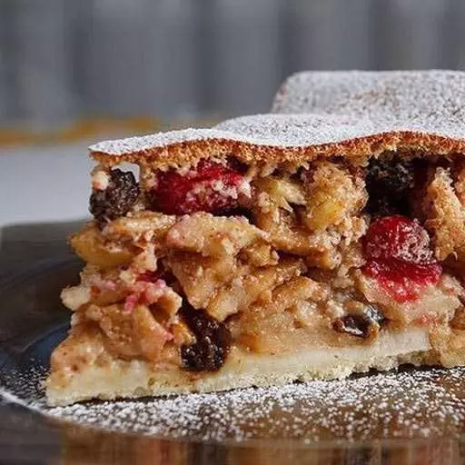 Яблучний пиріг з родзинками та корицею