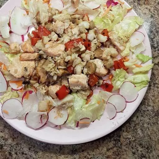 Теплый салат с рыбой и овощами