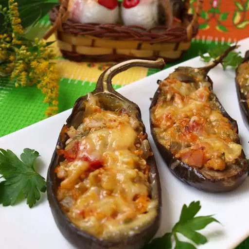 Баклажани з грибами та фаршем