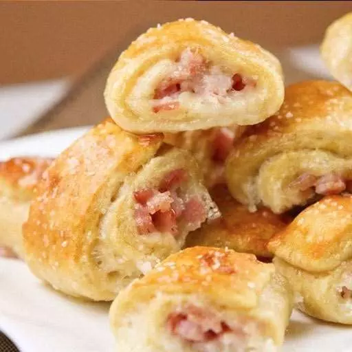 Слоечки с ветчиной и моцареллой