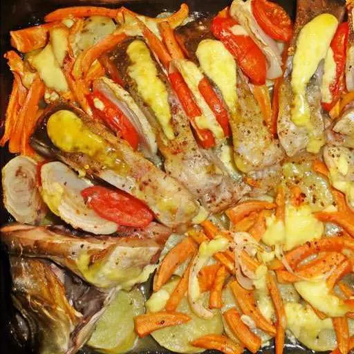 Карп, запеченный с овощами