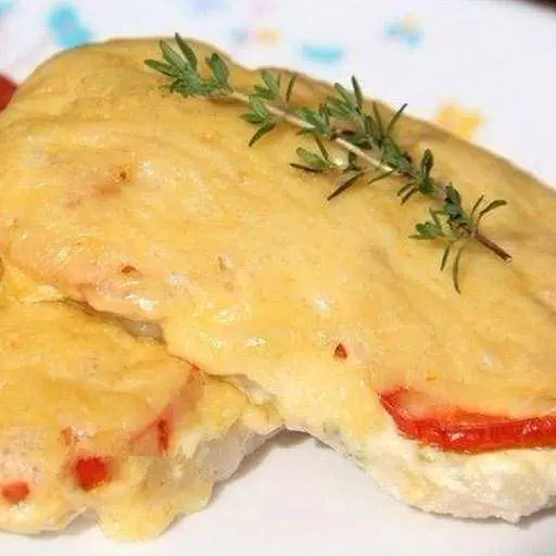 Свинина, запечена з помідорами та сиром