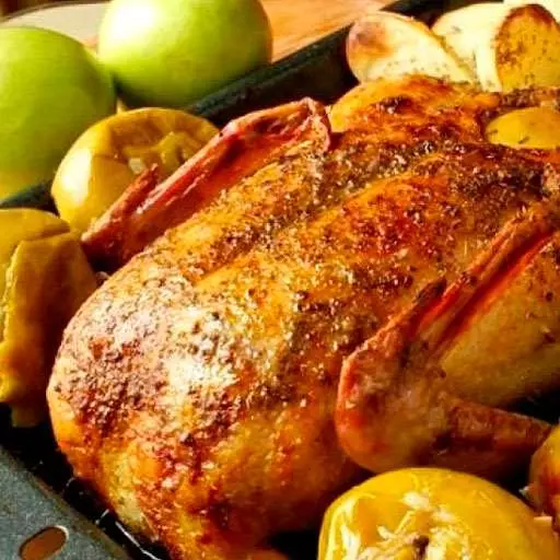 Качка фарширована капустою та яблуками з корицею