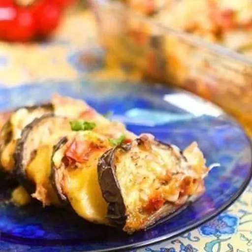 Картофельная запеканка с баклажанами и томатным соусом