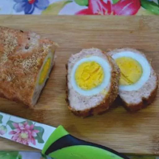 Мясной рулет из фарша с яйцом