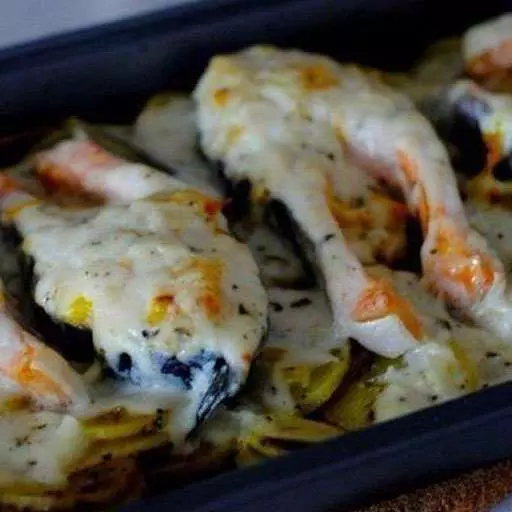 Форель під часниковим соусом, запечена на картопляній «подушці»
