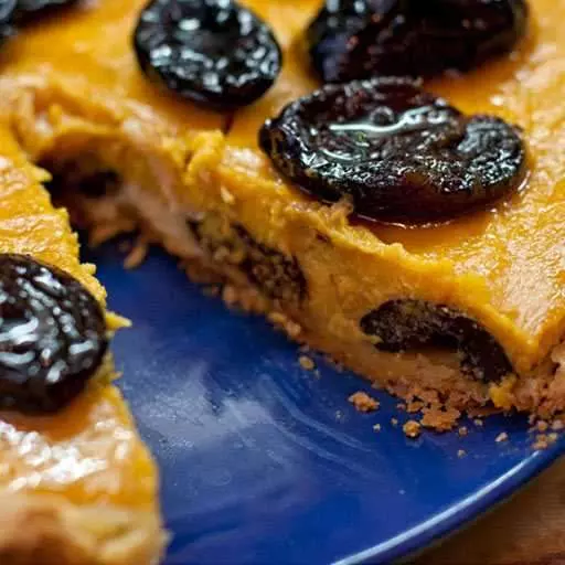 Пирог с черносливом и шоколадом