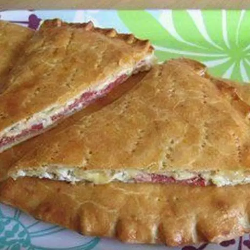 Пирог с творогом, сыром и салями «Кальцоне»