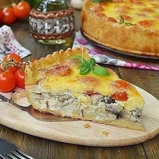 Відкритий пиріг «Кіш лорен» з куркою та грибами.