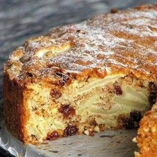 Яблочный пирог с миндалем и изюмом