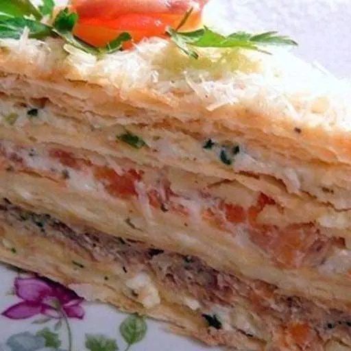 Пиріг з плавленими сирками, яйцями та ковбаскою