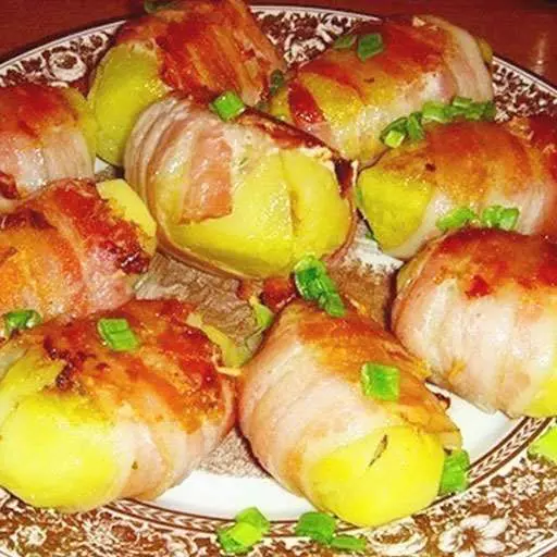Картопля фарширована, запечена у беконі