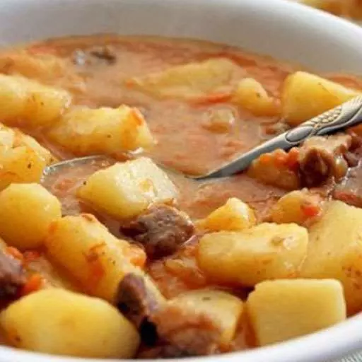 Картопля, тушкована з м'ясом