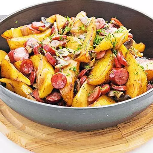 Картофель с охотничьими колбасками