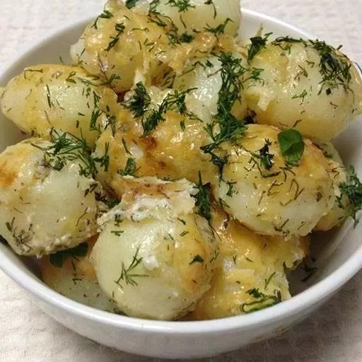 Молода картопля під сметанним соусом