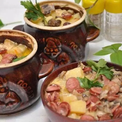 Мисливські ковбаски з картоплею у горщиках