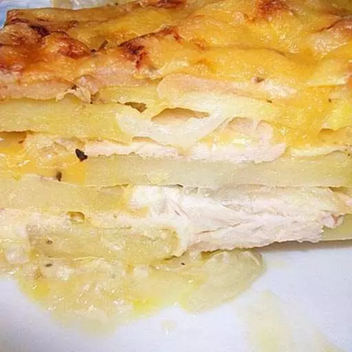 Картопляна запіканка з куркою і сиром