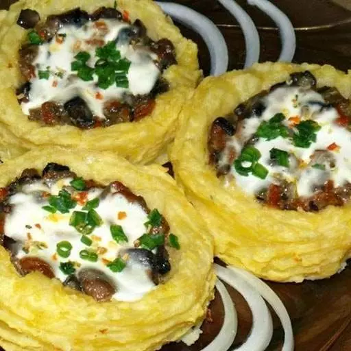 Картофельные гнезда с грибами, в чесночно-сметанном соусе