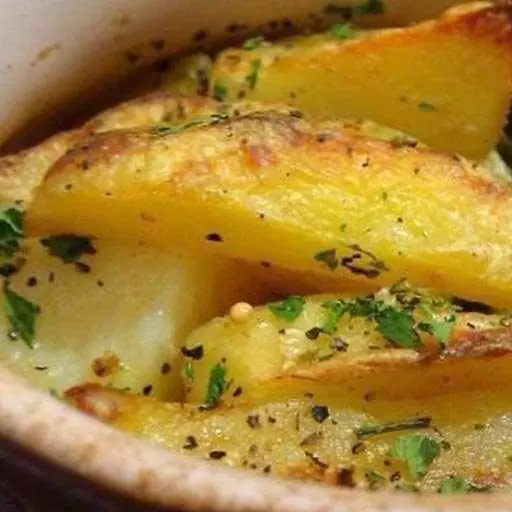 Картошка, тушенная с мясом в горшочке