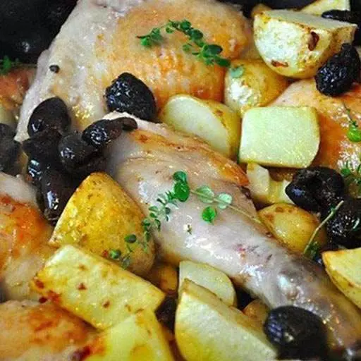 Курка у вині з оливками і молодий картоплею