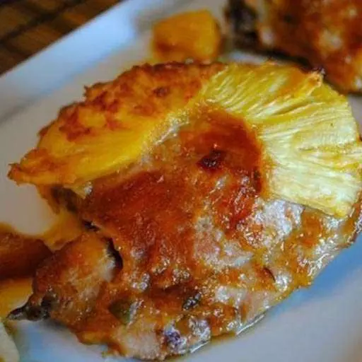 Ароматная курица, запеченая с ананасом и картофелем