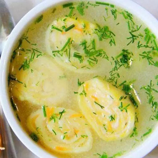 Вкусный куриный суп с сырными рулетиками