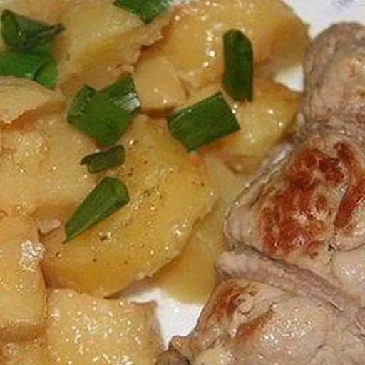 Мясные рулетики и картофель в мультиварке
