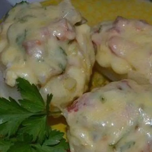 Картофель, фаршированный копченой курицей и овощами