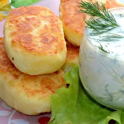 Картофельные котлеты с соусом