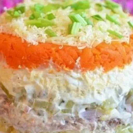 Салат з горбуші з маринованими огірочками