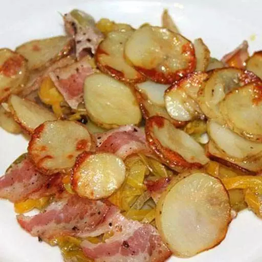 Картопля з беконом і кабачками